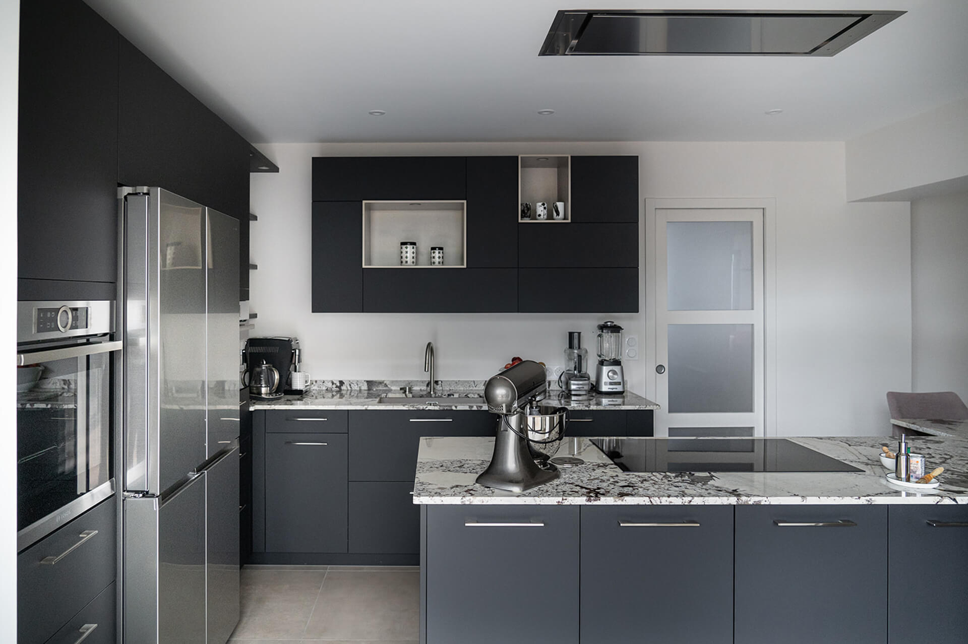 Devant -ATMOSPHERA Soldes Boutique cuisine ambiance design laque noire vazard home cuisine morel